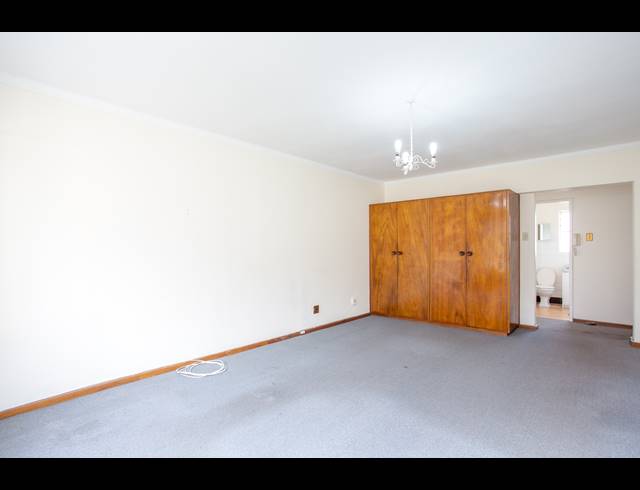 1 BEDROOM APARTMENT FOR SALE IN RONDEBOSCH VILLAGE